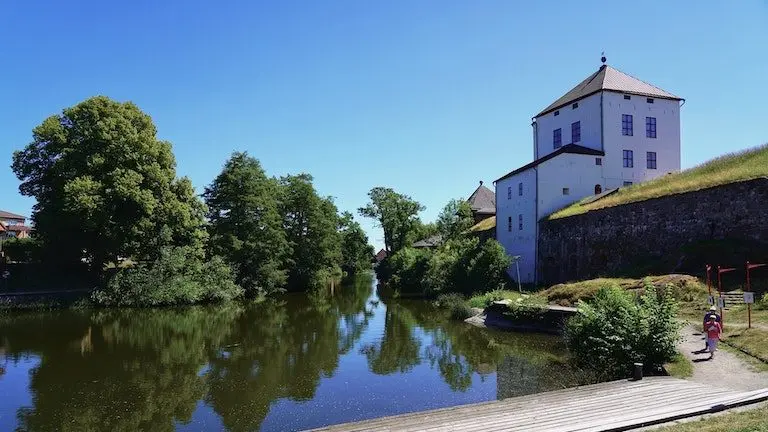 Nyköpingshus slott vid vattnet i Södermanlands län